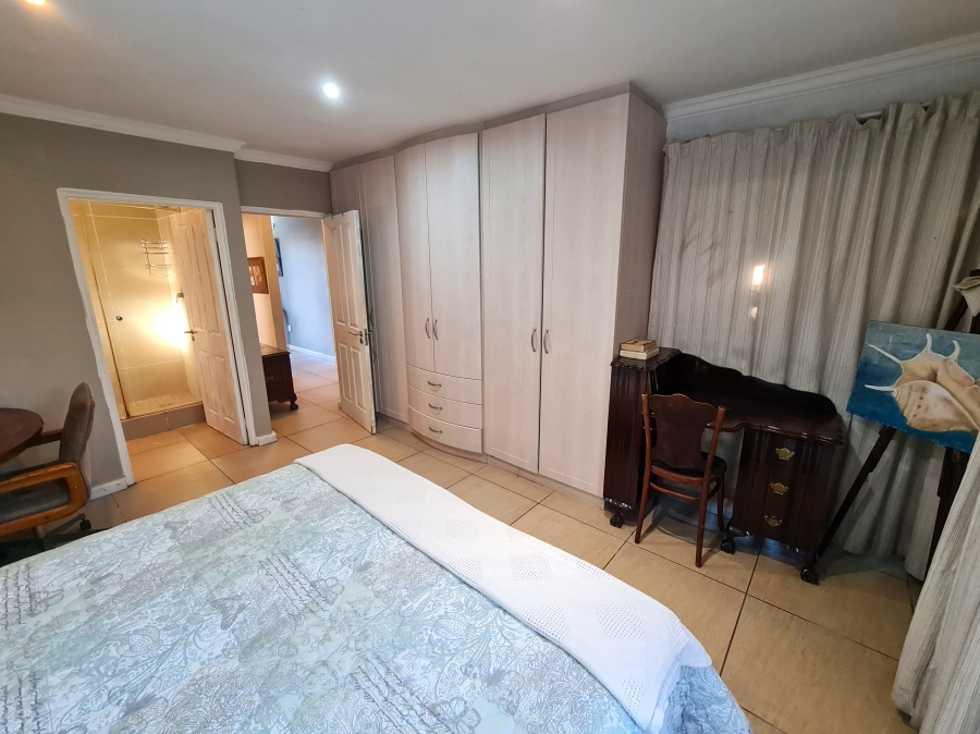 8 Bedroom Property for Sale in Paradise Beach Eastern Cape